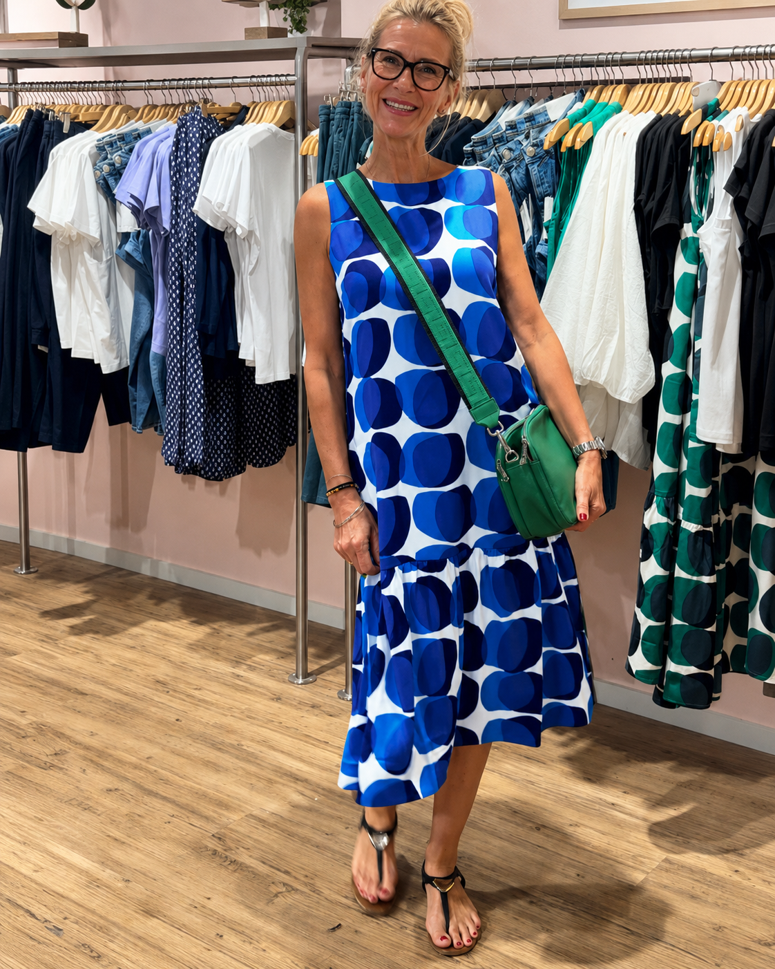 Karleshia - Easygoing Round Neck Knee-Length Dress