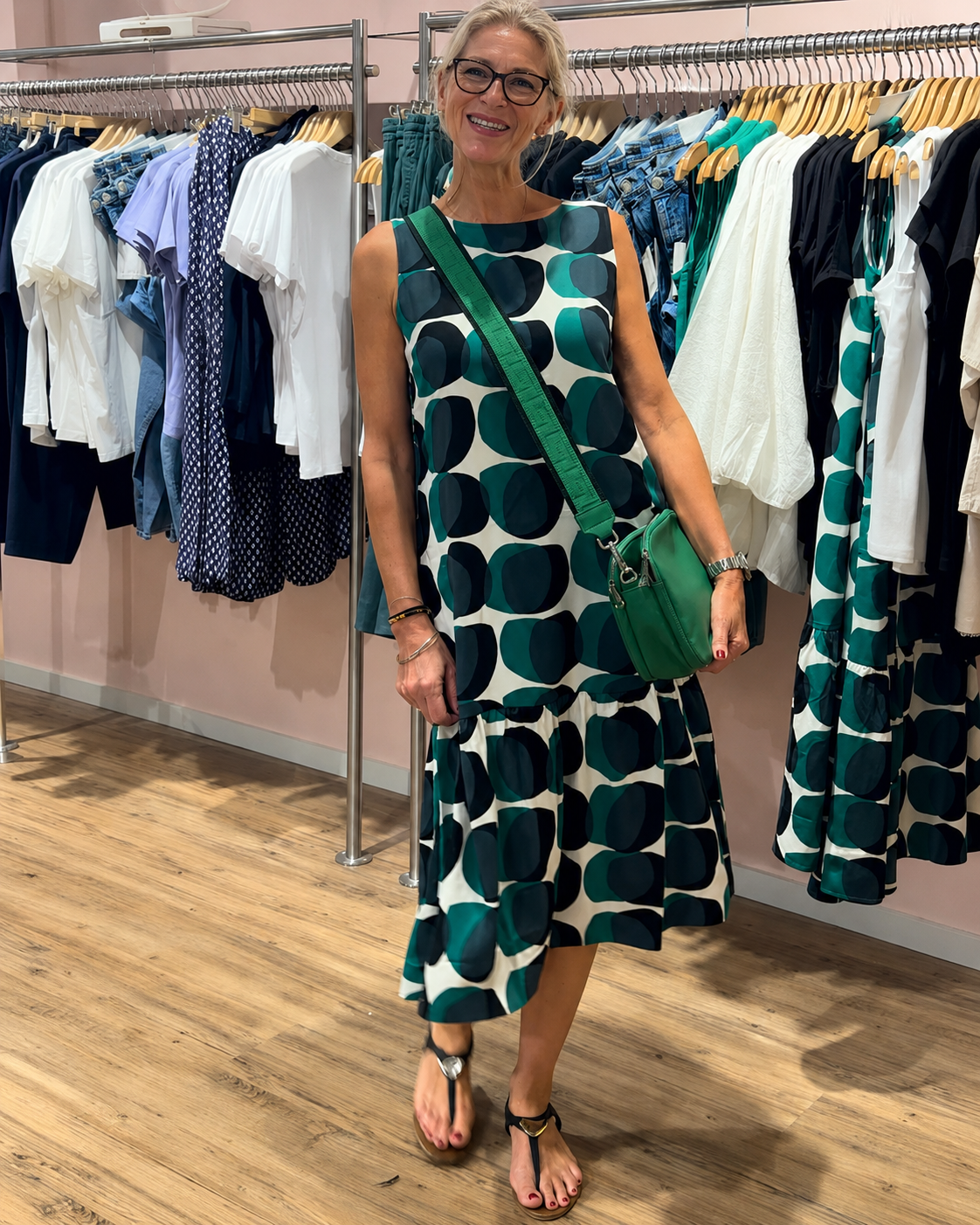 Karleshia - Easygoing Round Neck Knee-Length Dress