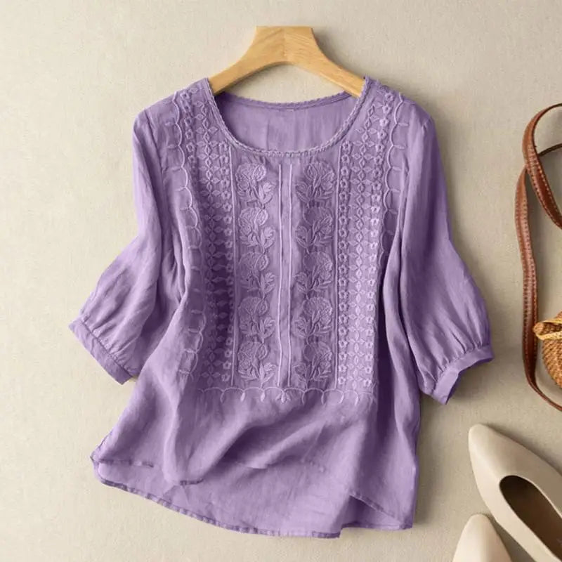Sonia – Stylish top with lace details for women