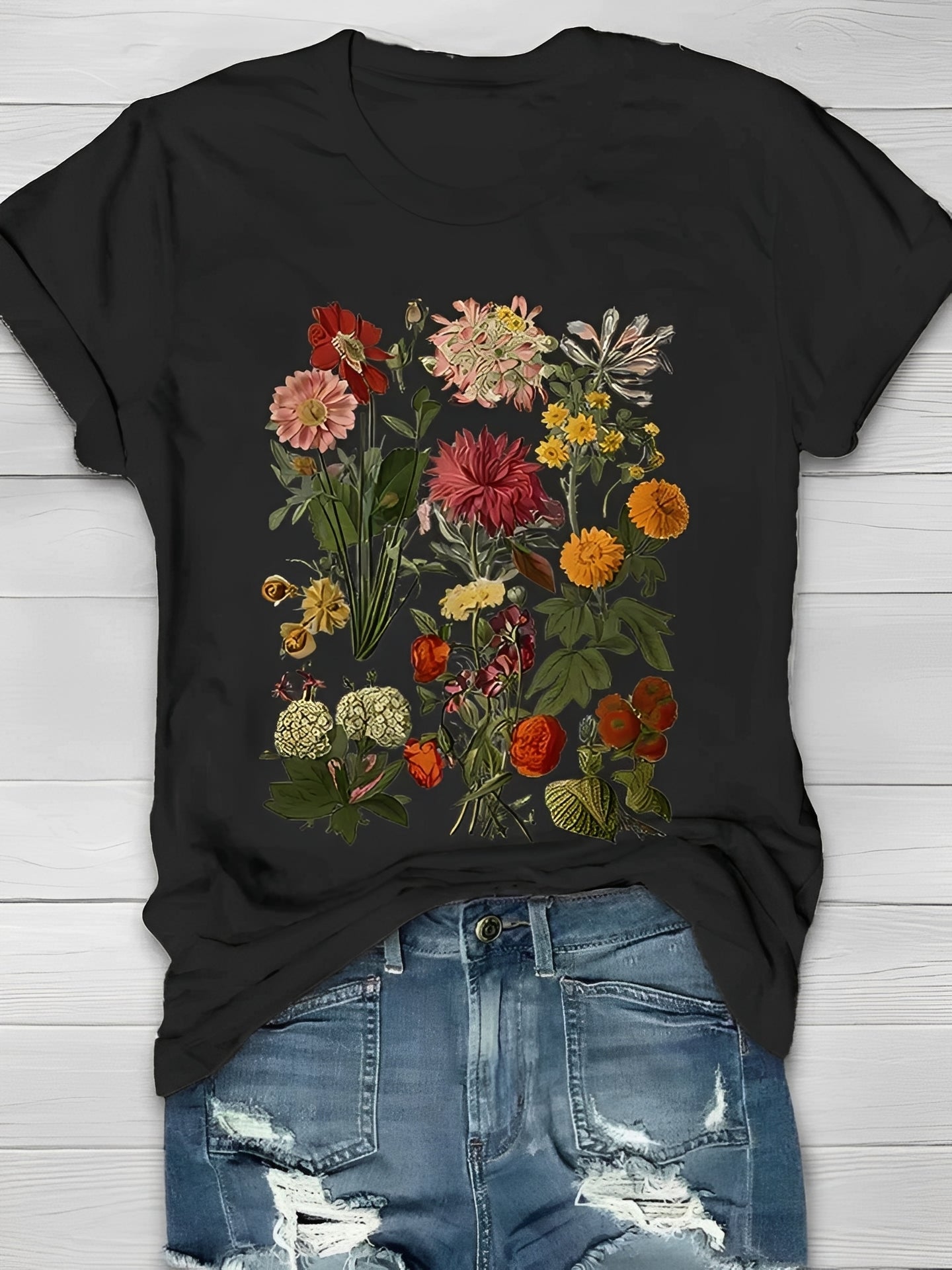 Annalise - Women's fashionable t-shirt with floral design